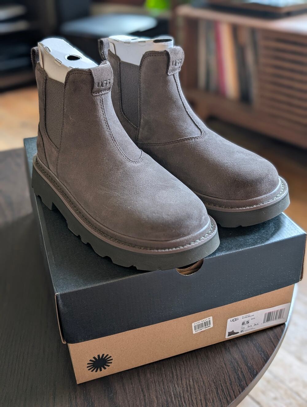 UGG Men's Chelsea Lug Suede Boots Molasses Size 8.5 BNIB 1171372